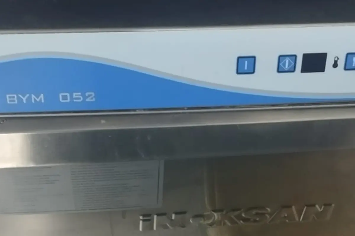 Endüstriyel bulaşık makinesinin dijital kontrol paneli