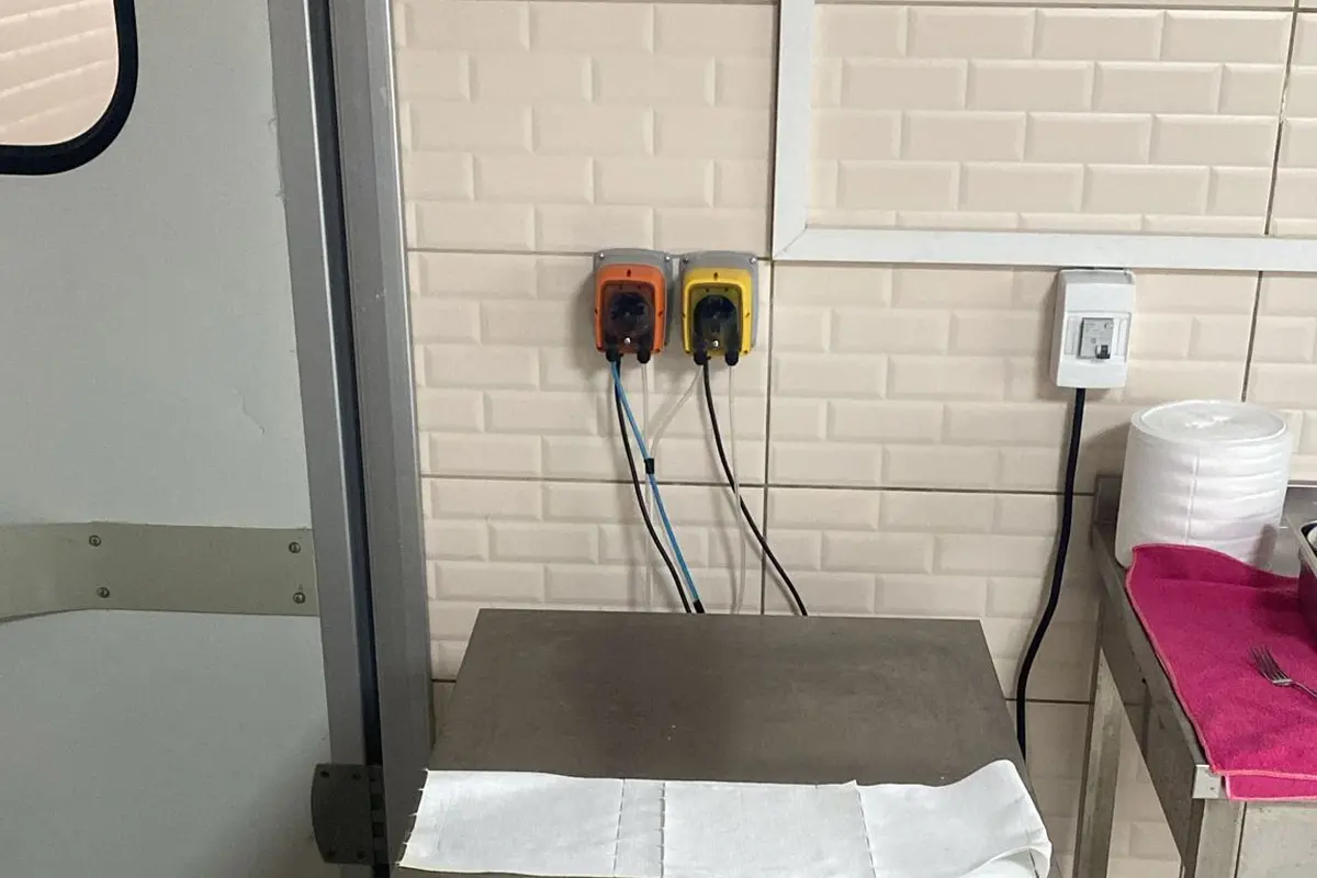 Kurulumu tamamlanmış endüstriyel bulaşık makinesi