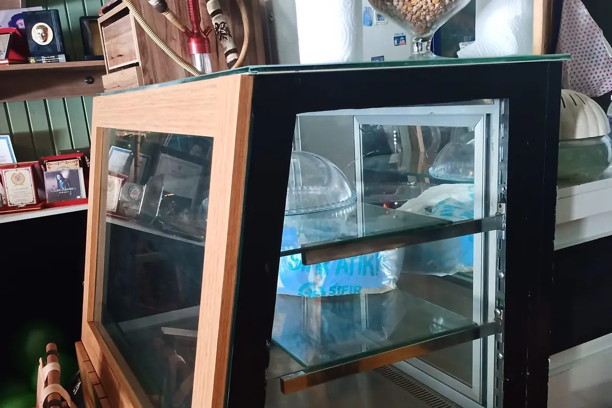 Bakır kasalı cam teşhir dolabında soğutma servisi
