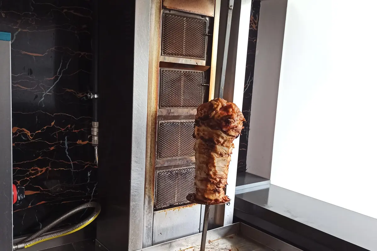 Pendik Endüstriyel Mutfak Servisi - Kar-Ser Teknik 3 Etli döner ocağının çalışma anındaki görünümü