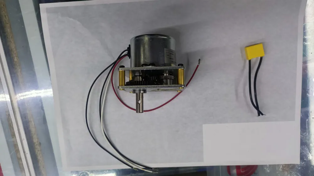 Endüstriyel döner ocağı şiş motoru 220V, redüktörlü, 4 ayak montajlı, çıkış millii orijinal yedek parça.