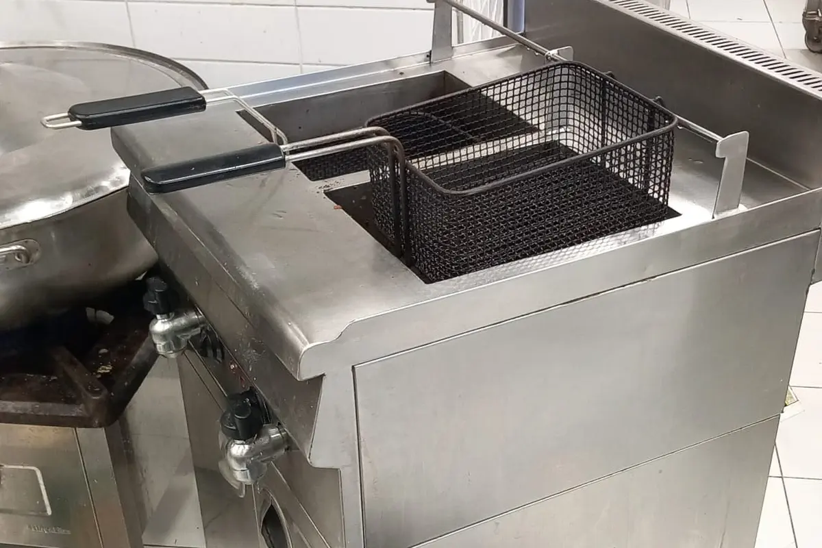 Çift hazneli endüstriyel fritözde yağ haznesi bakımı