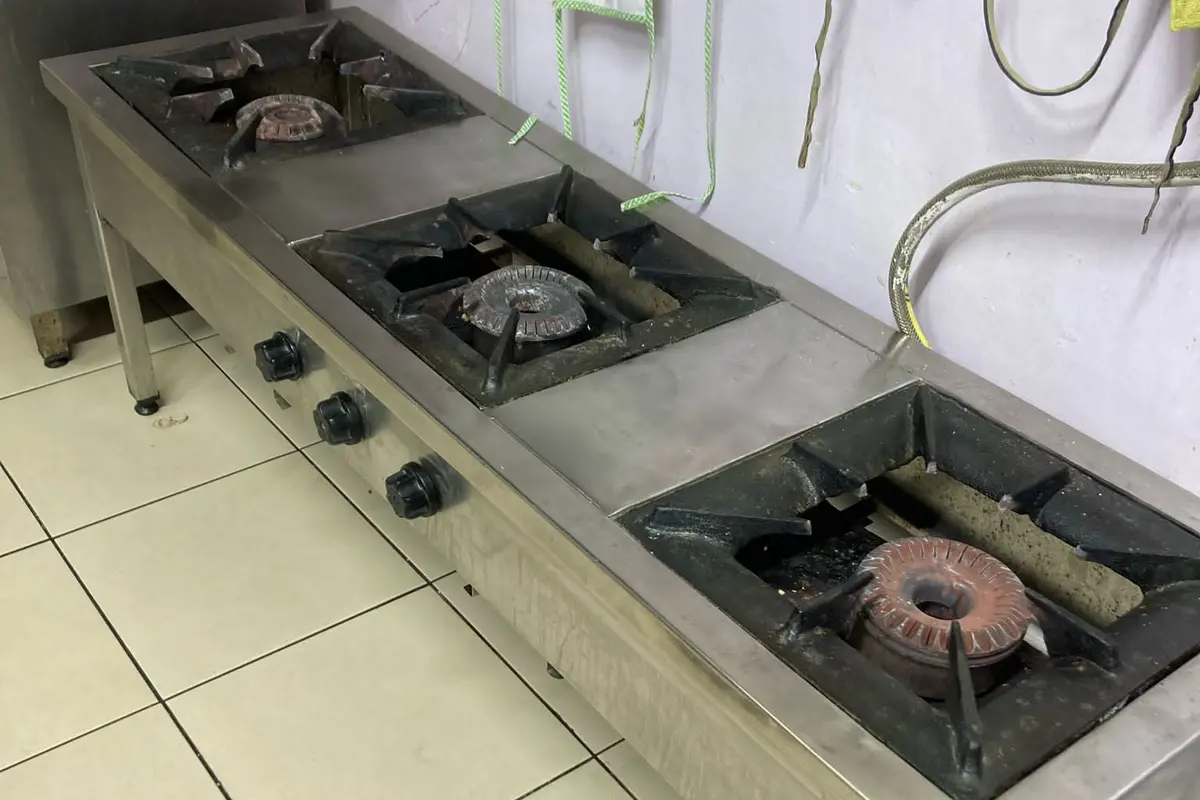 Mutfakta çalışan iki gözlü endüstriyel gazlı ocak