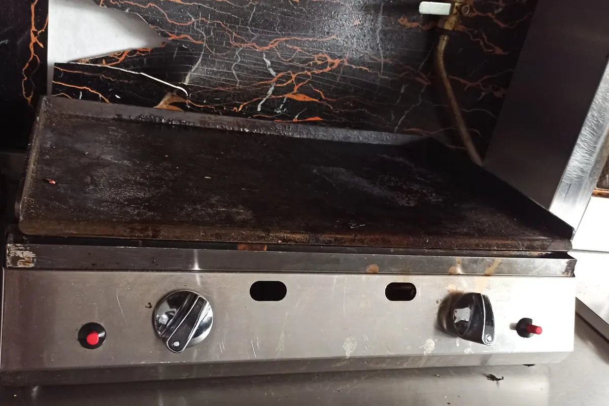 Gazlı pleytin gaz ayar düğmeleri ve yüzey detayı