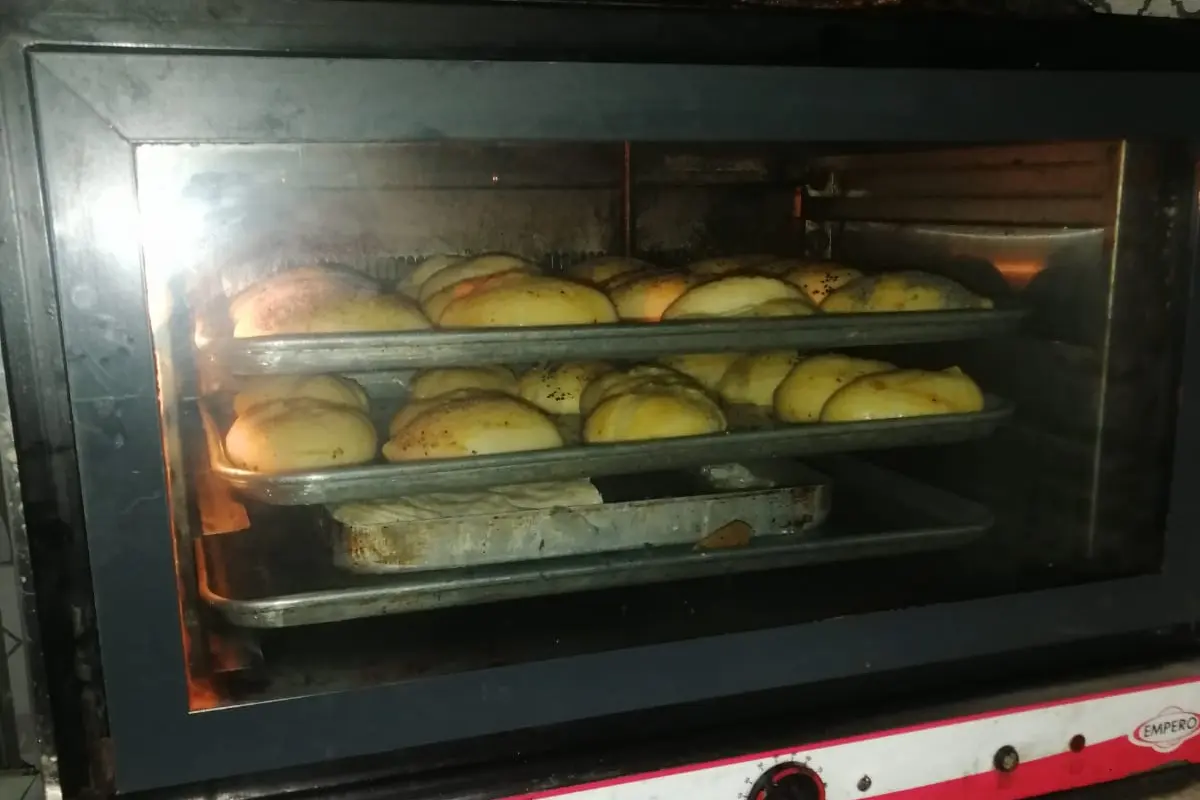Konveksiyonlu fırında börek pişirme anı