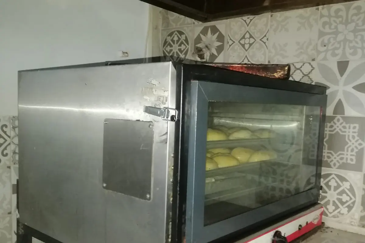 Kapağı açık konveksiyonlu fırında tepsi ve fan bölümü