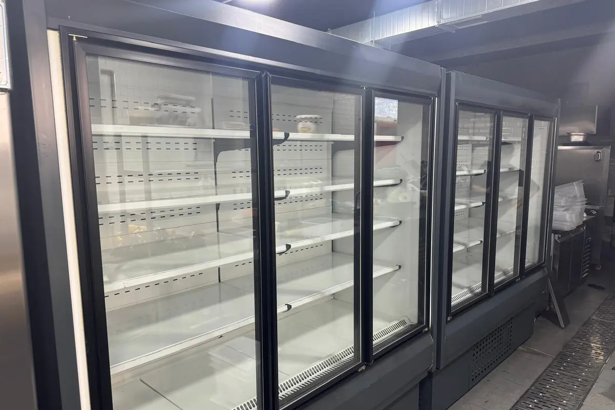 Market tipi dikey soğutucu reyonda servis çalışması