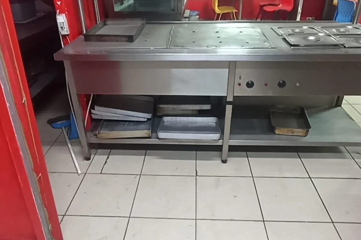 Endüstriyel mutfakta paslanmaz çalışma tezgâhı