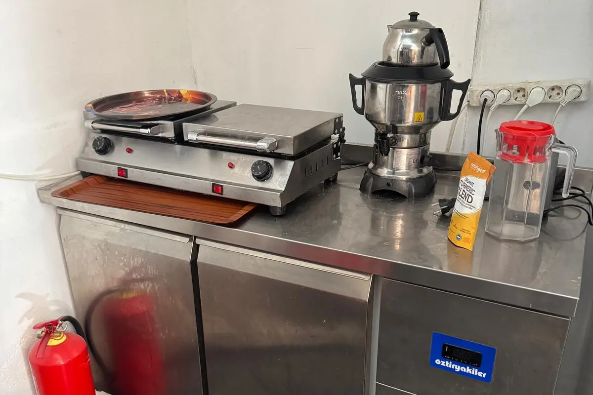 Çay semaveri ve tost makinesi bulunan servis tezgâhı