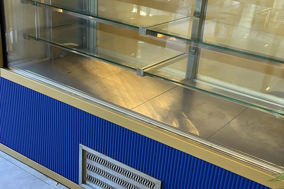 İşletmede sıcak teşhir bankosu servis çalışması