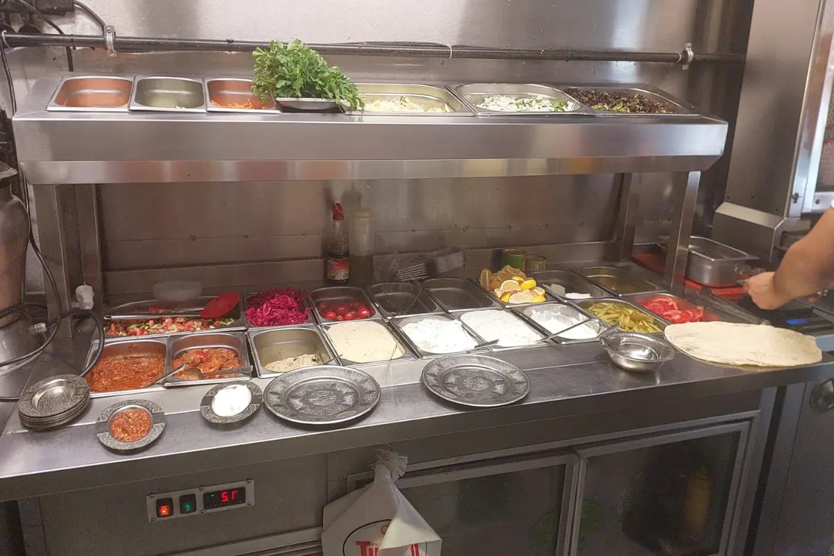Servis sırasında sulu yemek benmari bankosu