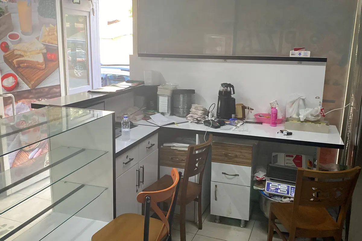 İşletme salonunda soğutmalı teşhir dolabı