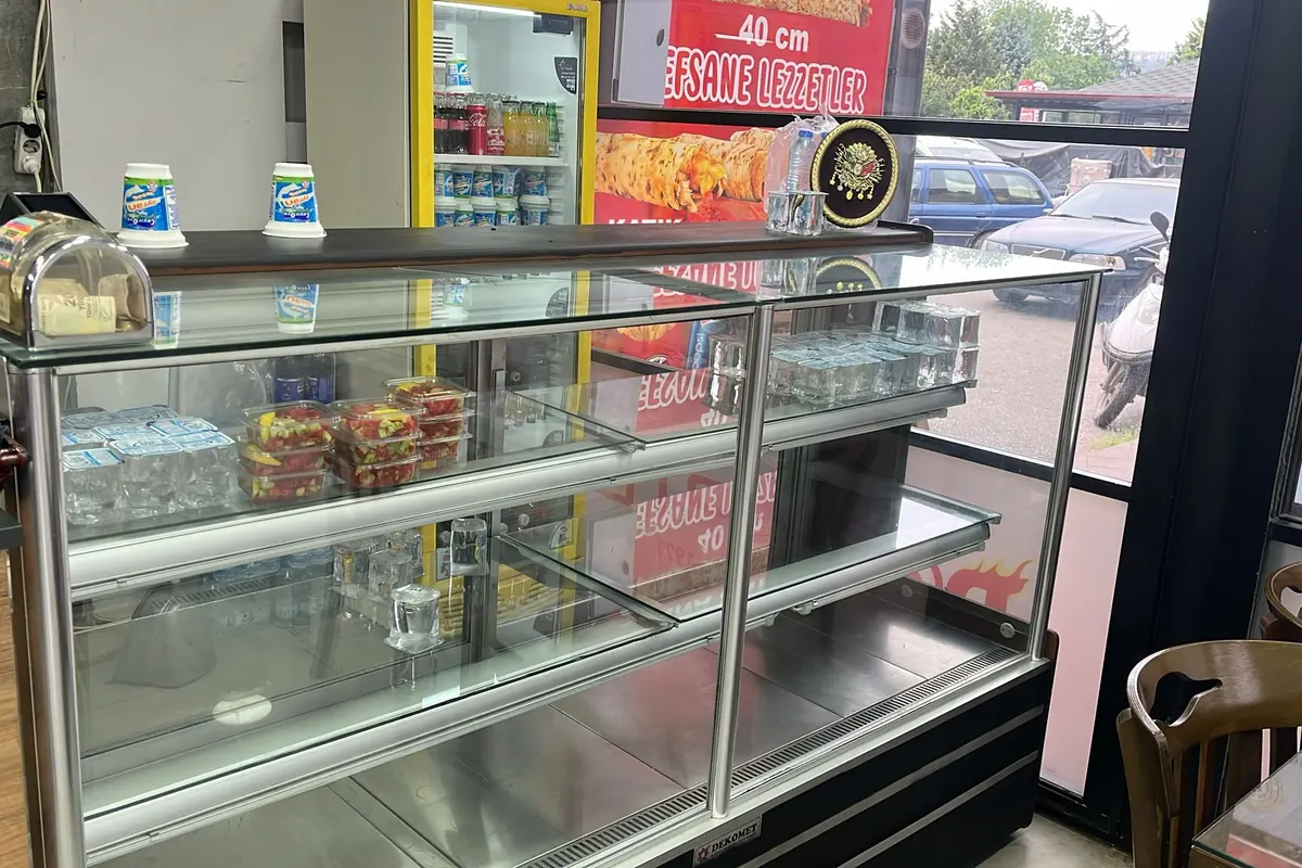 Vitrin önündeki soğutmalı teşhir dolabı