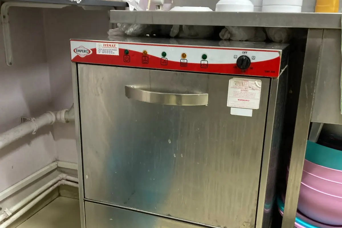 Tezgâh altı endüstriyel bulaşık makinesi çalışır durumda, Kar-Ser Teknik saha kaydı