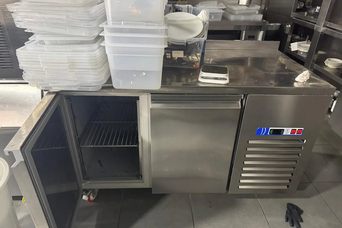 Kapağı açık tezgâh altı soğutucunun iç bölümü