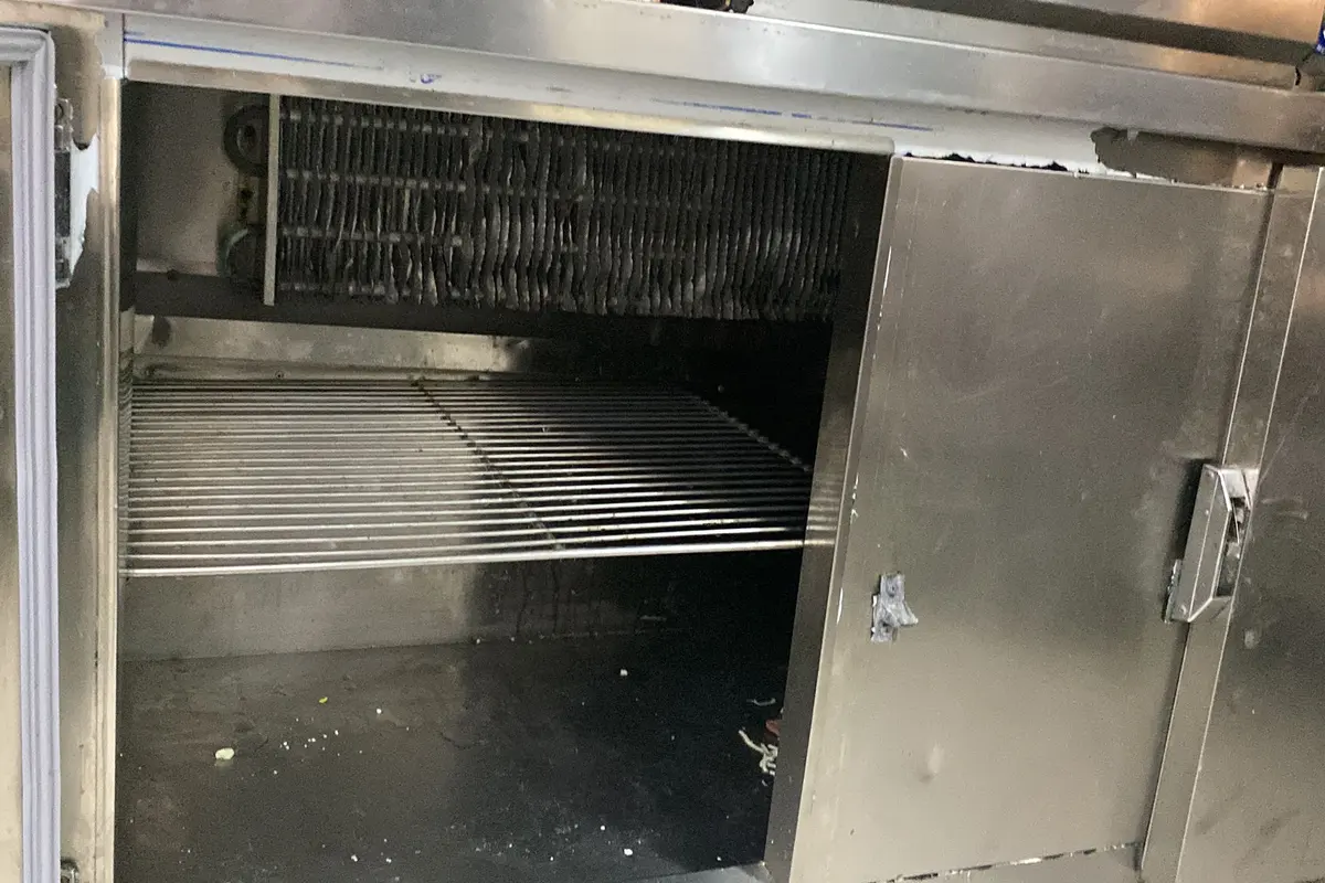 Tezgâh altı soğutucunun açık iç bölmesi ve evaporatörü