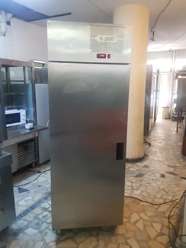 Dik tip endüstriyel buzdolabı — CSA İnox Üsküdar Teknik Servisi | Kar-Ser Teknik saha çalışması